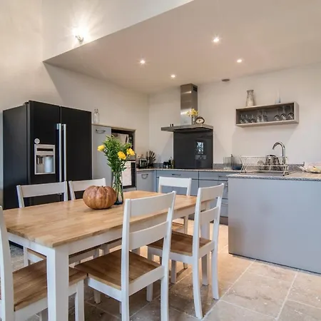 Sleeps 4 Pool Air Con Wifi *