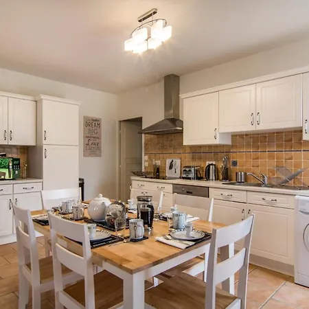 Sleeps 4 Pool Air Con Wifi Agnac