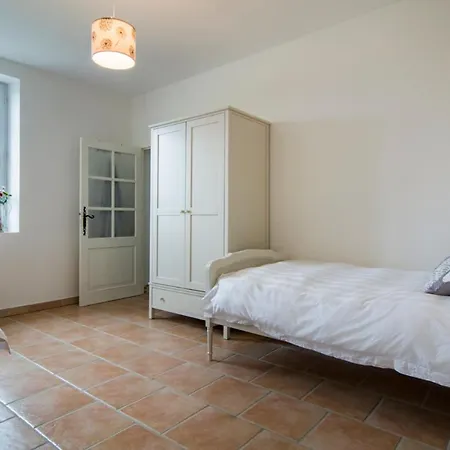 Sleeps 4 Pool Air Con Wifi * Agnac