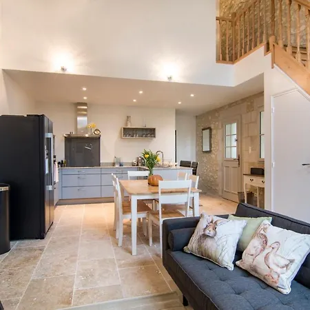 Sleeps 4 Pool Air Con Wifi Agnac